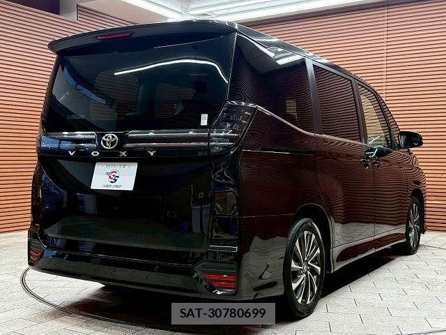 Toyota VOXY 2022-03 7964332-16