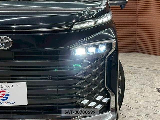 Toyota VOXY 2022-03 7964332-17
