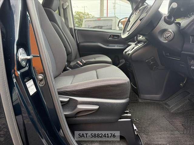 Toyota VOXY 2015-03 7964345-15