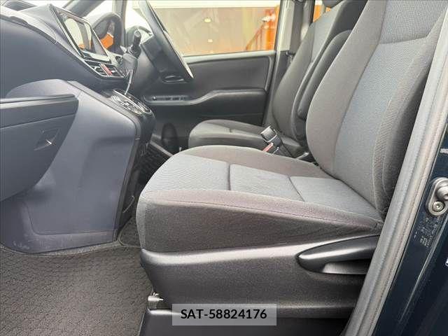 Toyota VOXY 2015-03 7964345-16
