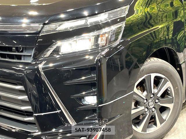 Toyota VOXY 2017-10 7981506-11