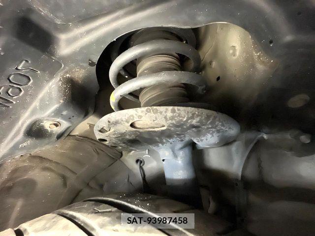 Toyota VOXY 2017-10 7981506-19