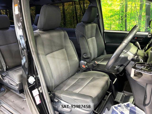 Toyota VOXY 2017-10 7981506-7