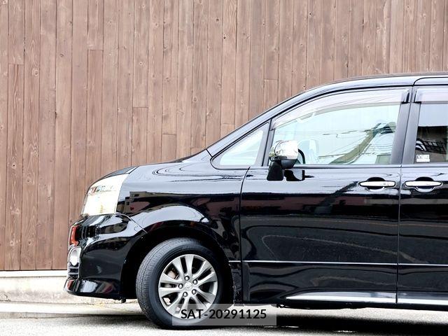 Toyota VOXY 2013-06 7981511-9