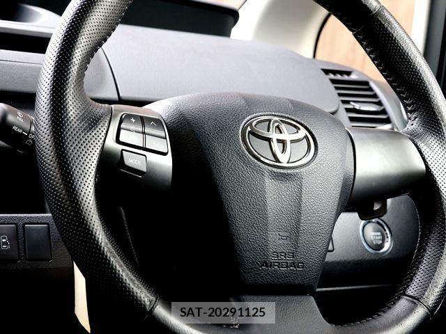 Toyota VOXY 2013-06 7981511-15