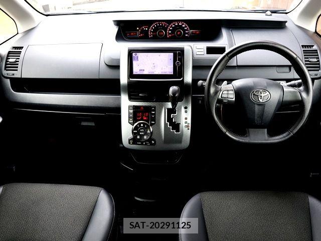 Toyota VOXY 2013-06 7981511-1