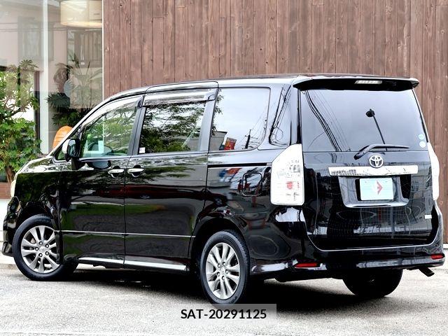Toyota VOXY 2013-06 7981511-2