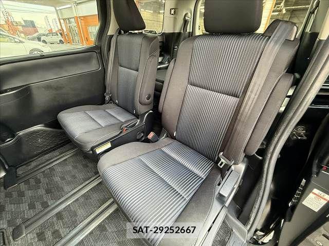 Toyota VOXY 2015-10 7981513-18
