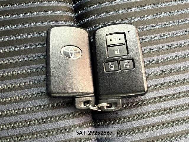 Toyota VOXY 2015-10 7981513-29