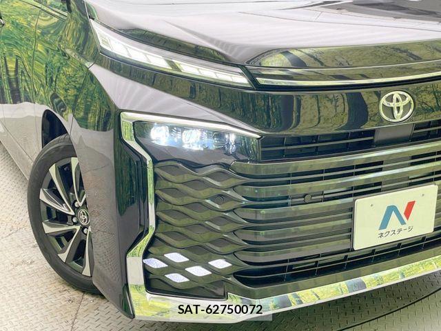 Toyota VOXY 2022-06 7981489-12
