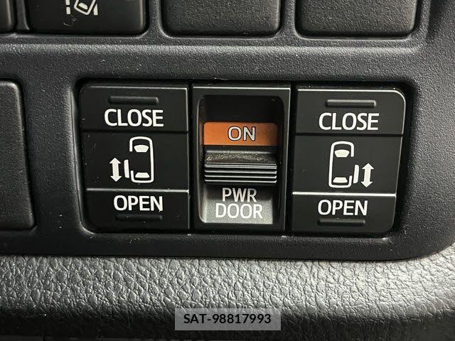Toyota VOXY 2017-05 7981504-16
