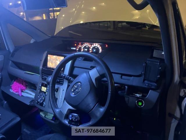 Toyota VOXY 2007-09 7981516-11