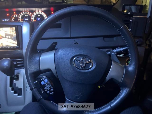 Toyota VOXY 2007-09 7981516-13