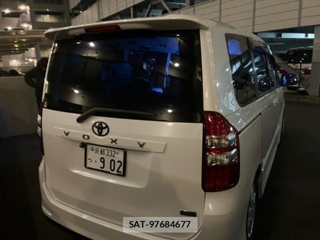 Toyota VOXY 2007-09 7981516-2