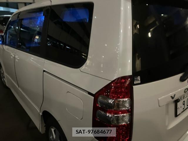 Toyota VOXY 2007-09 7981516-3