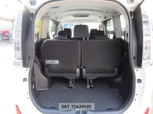 Toyota VOXY 2014-11 7981510-23