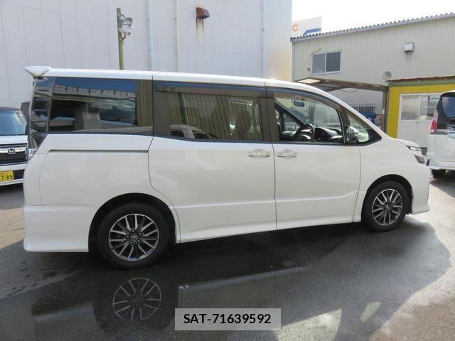 Toyota VOXY 2014-11 7981510-8