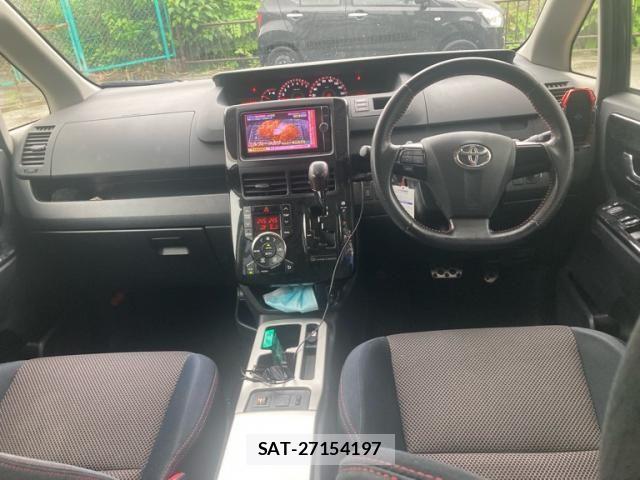 Toyota VOXY 2013-01 7981515-12