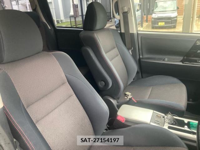 Toyota VOXY 2013-01 7981515-16