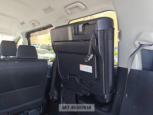 Toyota VOXY 2016-06 7981507-24