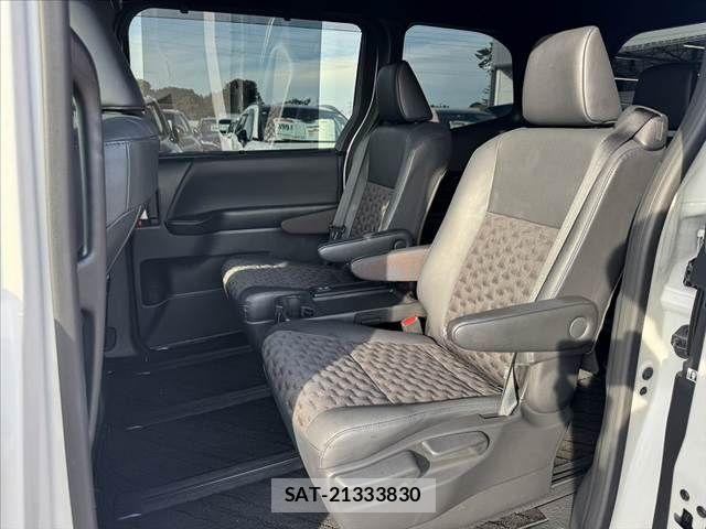 Toyota VOXY 2023-09 8039069-17