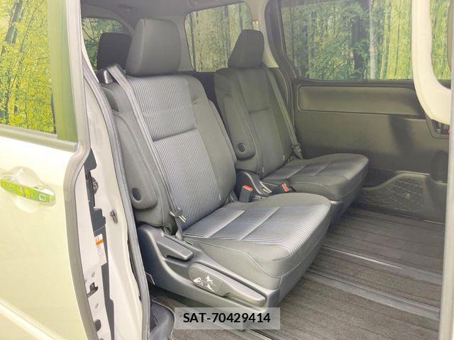 Toyota VOXY 2016-10 8039092-8