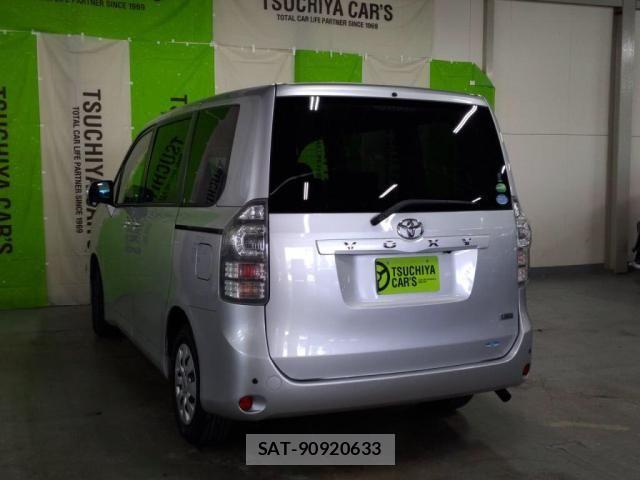 Toyota VOXY 2013-06 8039099-11