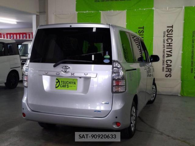 Toyota VOXY 2013-06 8039099-1