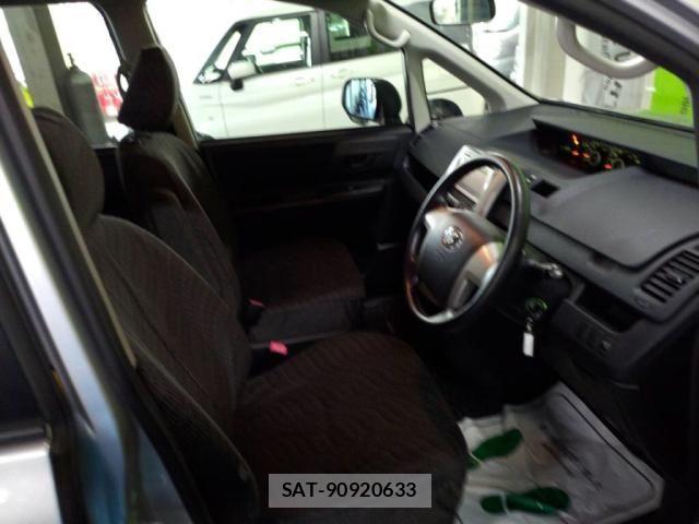 Toyota VOXY 2013-06 8039099-20
