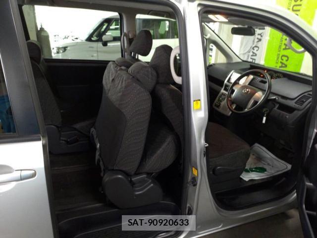 Toyota VOXY 2013-06 8039099-23