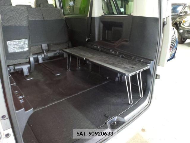 Toyota VOXY 2013-06 8039099-27