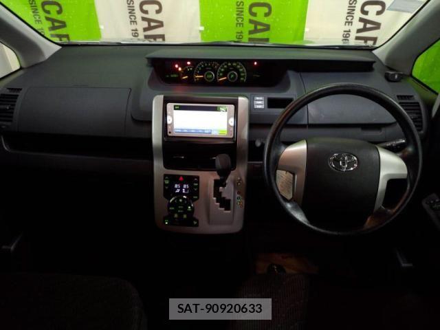 Toyota VOXY 2013-06 8039099-2
