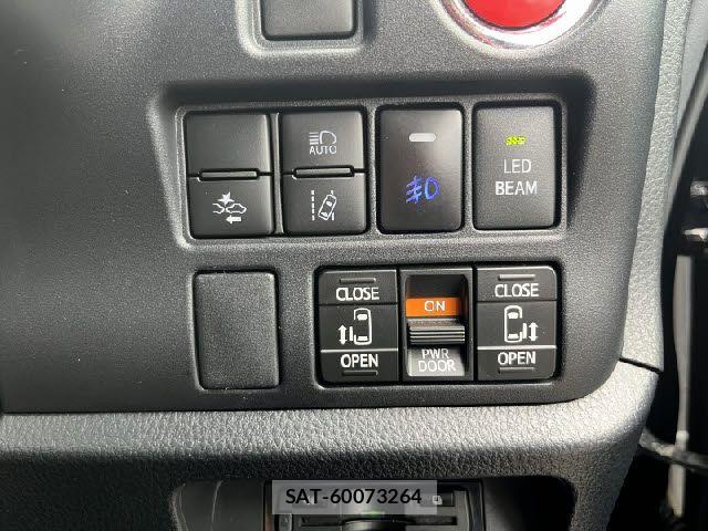 Toyota VOXY 2017-01 8039091-17