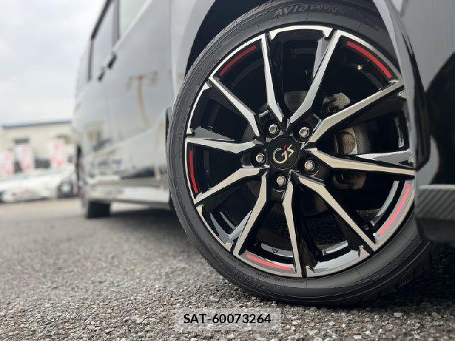 Toyota VOXY 2017-01 8039091-26