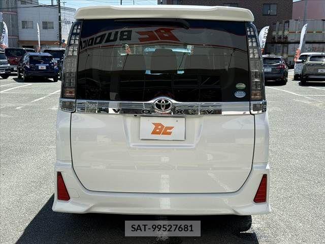 Toyota VOXY 2015-07 8039096-13
