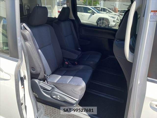 Toyota VOXY 2015-07 8039096-17