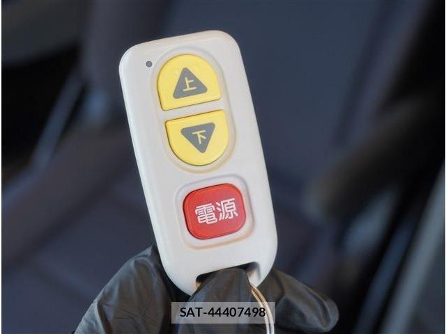 Toyota VOXY 2021-06 8039070-12