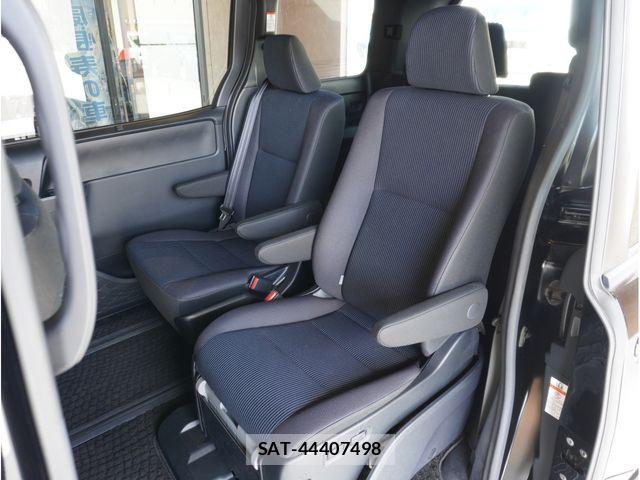 Toyota VOXY 2021-06 8039070-13