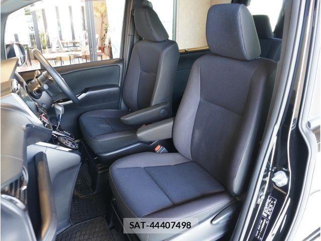 Toyota VOXY 2021-06 8039070-15