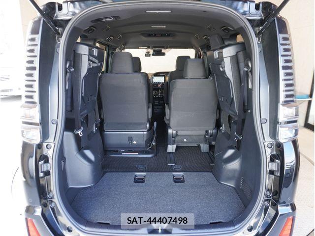 Toyota VOXY 2021-06 8039070-18