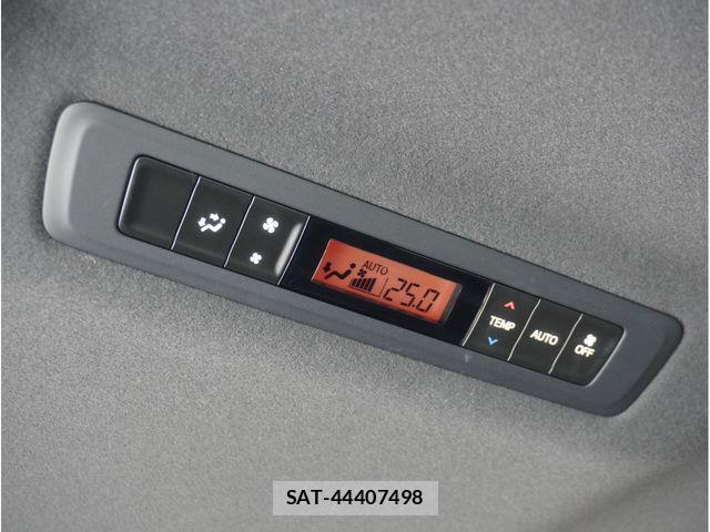 Toyota VOXY 2021-06 8039070-24