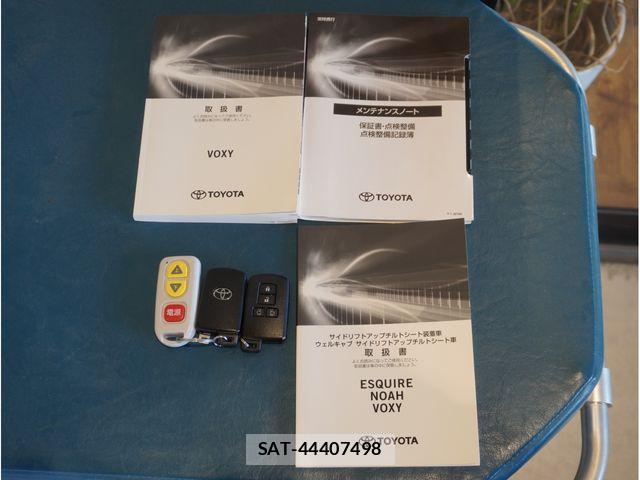 Toyota VOXY 2021-06 8039070-27