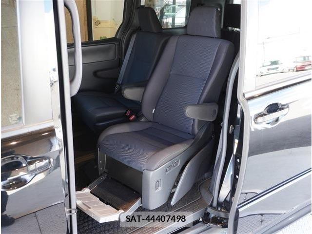 Toyota VOXY 2021-06 8039070-4