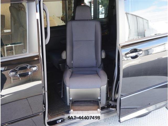 Toyota VOXY 2021-06 8039070-5