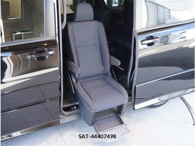Toyota VOXY 2021-06 8039070-7