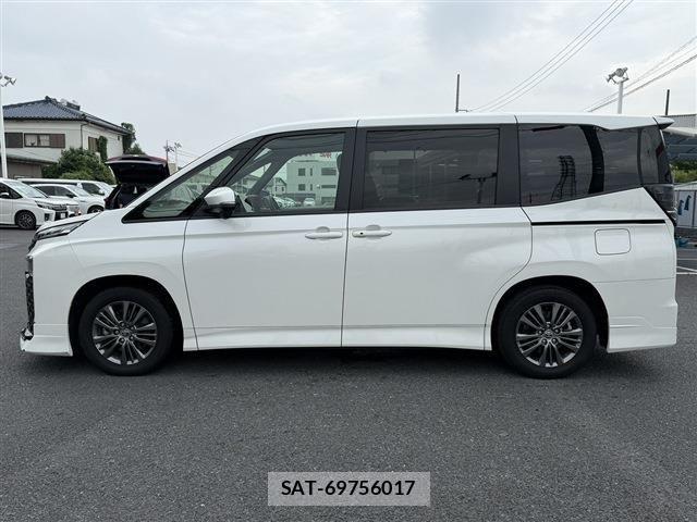 Toyota VOXY 2023-08 8039073-10