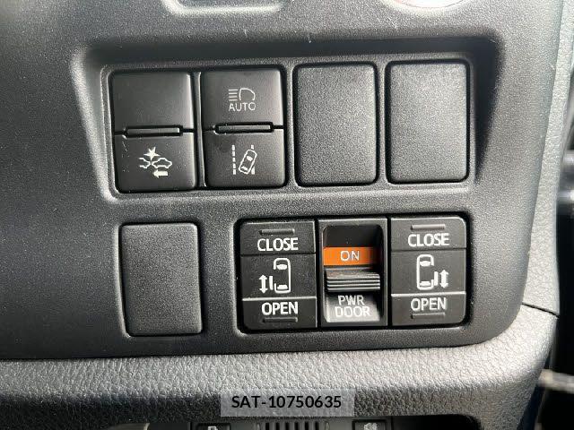 Toyota VOXY 2019-02 8039082-16