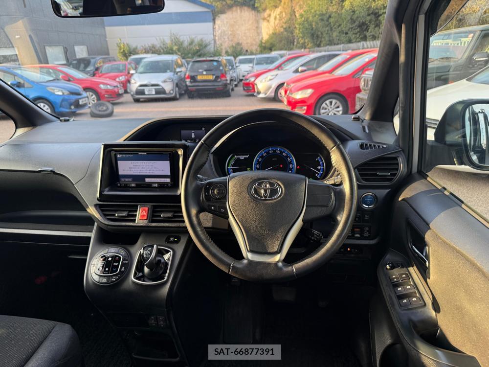 Toyota VOXY HYBRID 2014-06 1289512-12