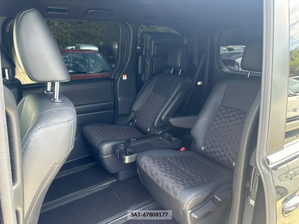 Toyota VOXY 2023 6820151-9