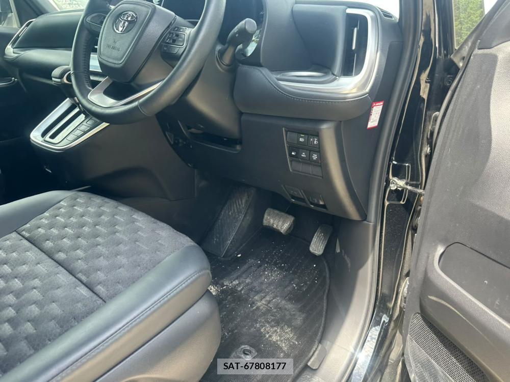 Toyota VOXY 2023 6820151-15